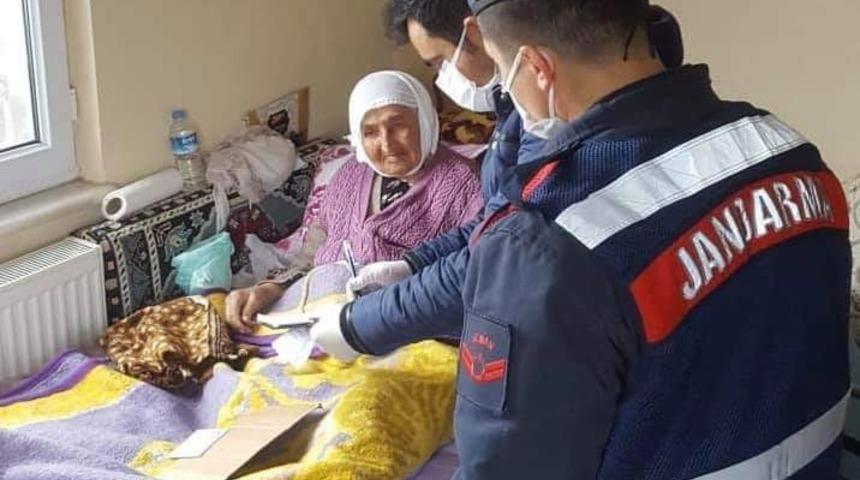 Develi&rsquo;de 897 kişinin aylığı evlerinde teslim edildi