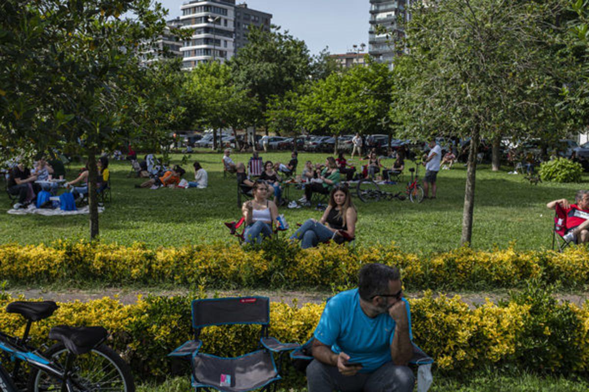 Burası İstanbul! Caddebostan Sahili doldu taştı