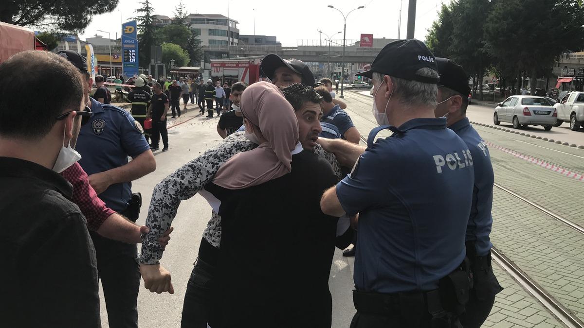 &Uuml;zerine benzin d&ouml;k&uuml;p kendisini yakmak istedi! Kızı dakikalarca dil d&ouml;kt&uuml;