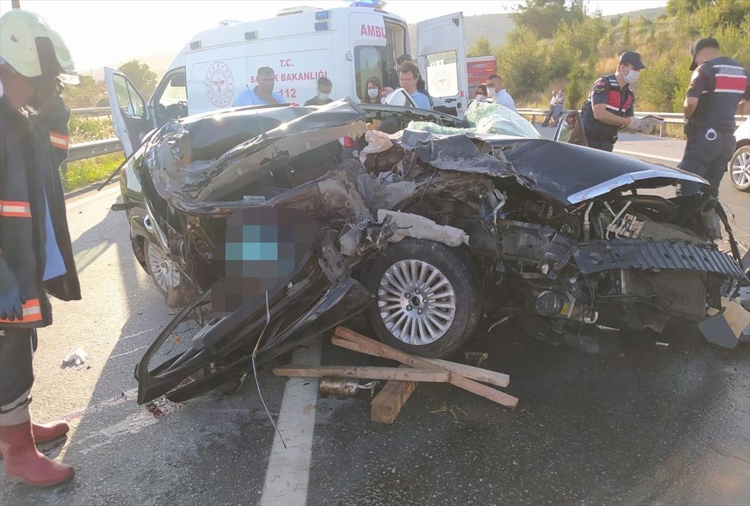 Mersin'de feci kaza! Cesetler otomobile sıkıştı