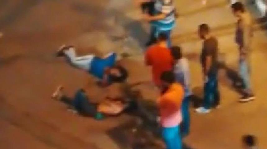 Bah&ccedil;elievler'de sokak ortasında bı&ccedil;aklı kavga dehşeti