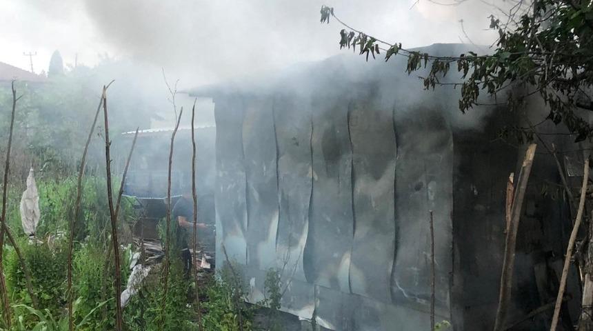 Bah&ccedil;edeki samanlık alevlere mahsur kaldı