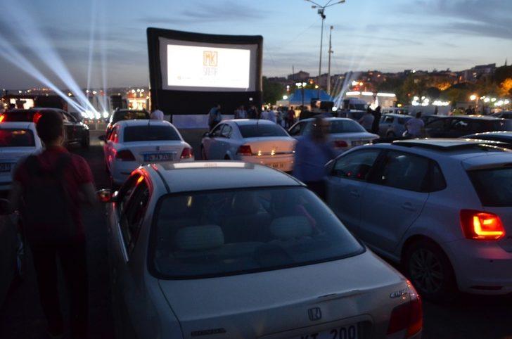 Çocuklar için açık havada arabalı çizgi film keyfi G3