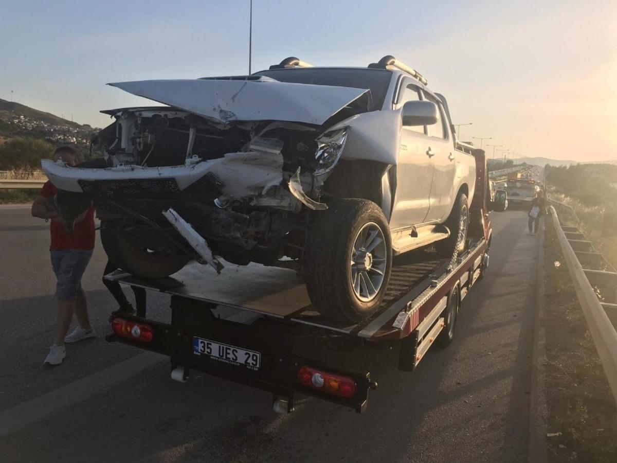 İzmir&rsquo;de 5 ara&ccedil;lı zincirleme kaza: 4 yaralı