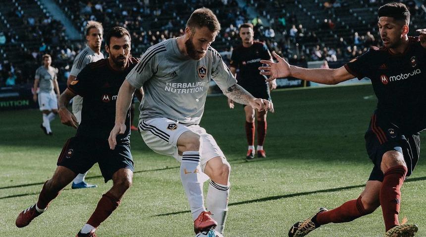 Eşi ırkçı paylaşımda bulunan Alexandar Katai takımdan kovuldu