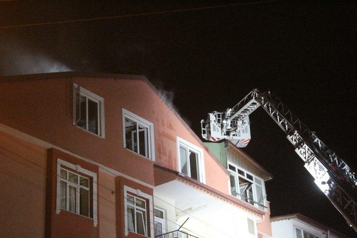 5 katlı binanın çatısında çıkan yangın korkuttu G2
