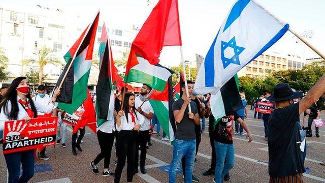 7 Haziran'da Tel Aviv'de düzenlenen ilhak karşıtı eylemde Filistin ve İsrail bayrakları yan yana kullanıldı