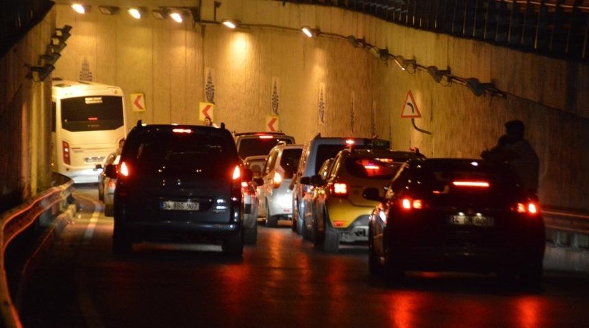 Sosyal mesafe ve maske unutuldu! Yol ortasında oyun havası