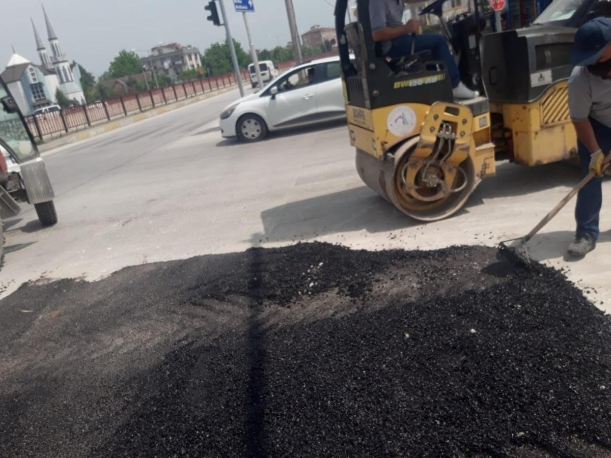 D&uuml;zce Belediyesi ekipleri yama &ccedil;alışmalarını s&uuml;rd&uuml;yor