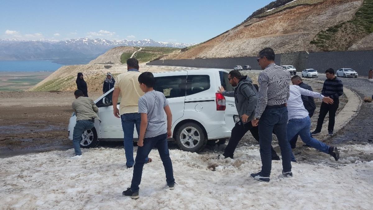 (&Ouml;zel) Yaz g&uuml;n&uuml; onlarca ara&ccedil; karda mahsur kaldı