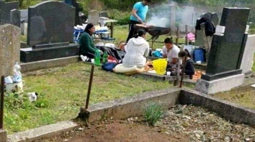 Mezarlıktaki mangal fotoğrafı olay yaratmıştı! Ger&ccedil;ek ortaya &ccedil;ıktı