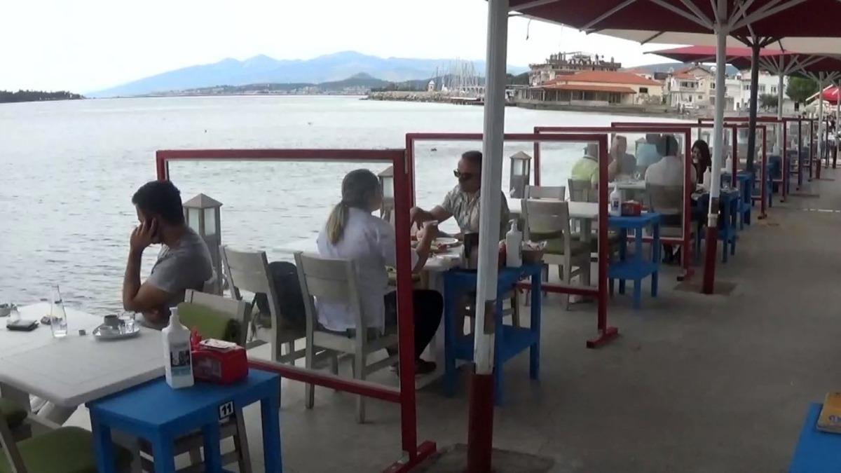 Aylar sonra sahil kenarında sosyal mesafeli kahvaltı keyfi