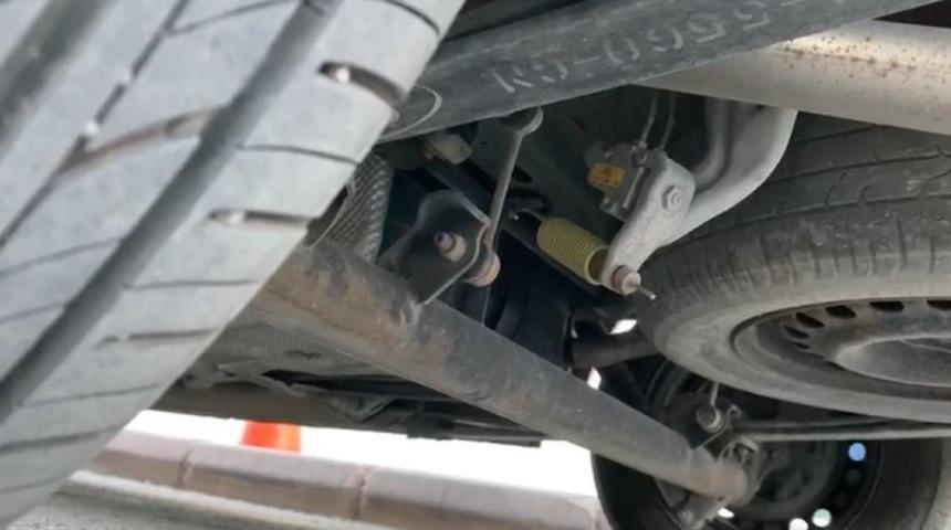 Aracın altına giren kedi s&uuml;r&uuml;c&uuml;y&uuml; uzun s&uuml;re uğraştırdı