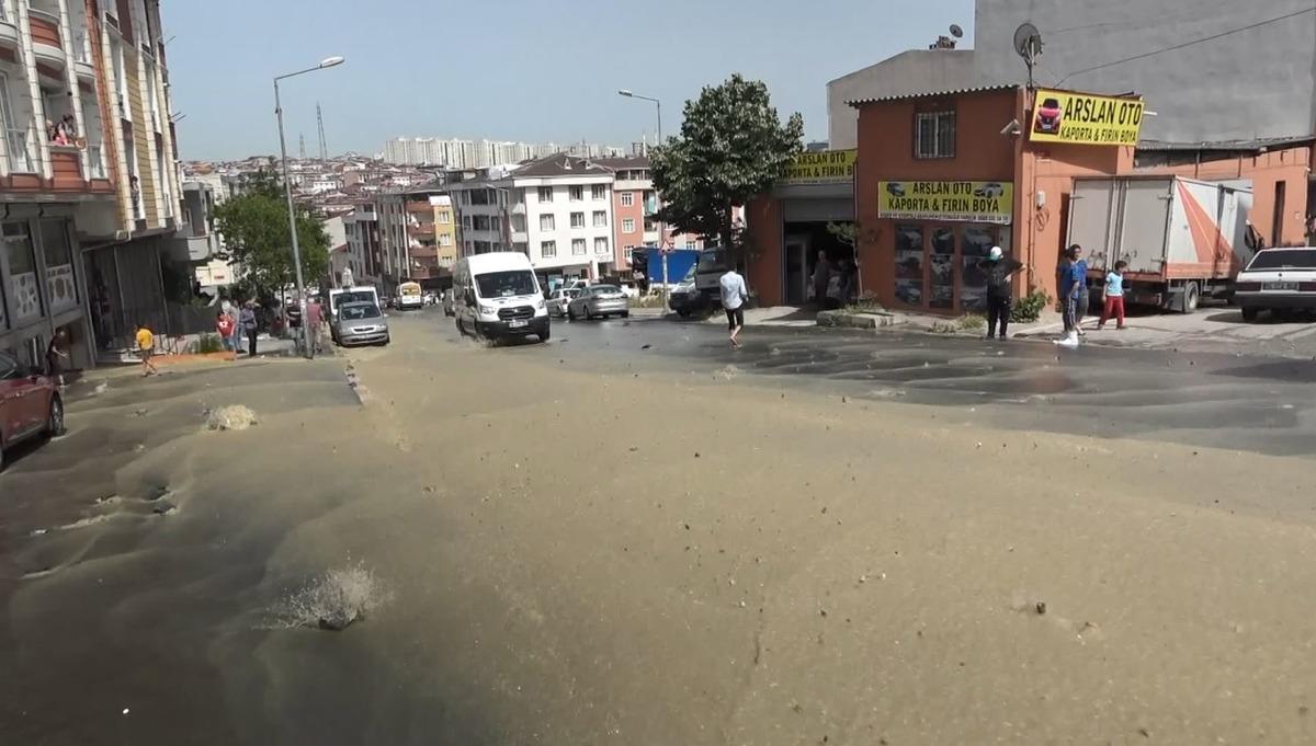 Su borusu patladı; yollar g&ouml;le d&ouml;nd&uuml;, iş yerlerini su bastı