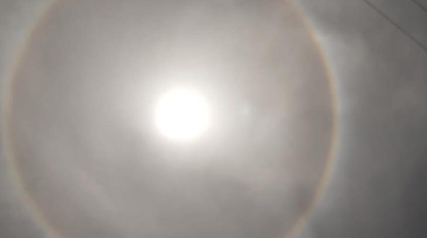 Antalya'da, g&uuml;neş &ccedil;evresinde hale g&ouml;renleri şaşkına &ccedil;evirdi!