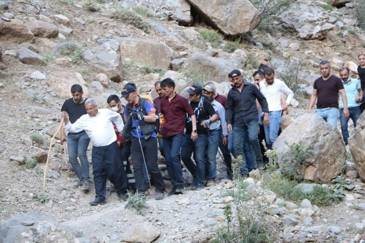 Kayalıklardan d&uuml;şen şahıs 4 kilometre sedye ile taşındı