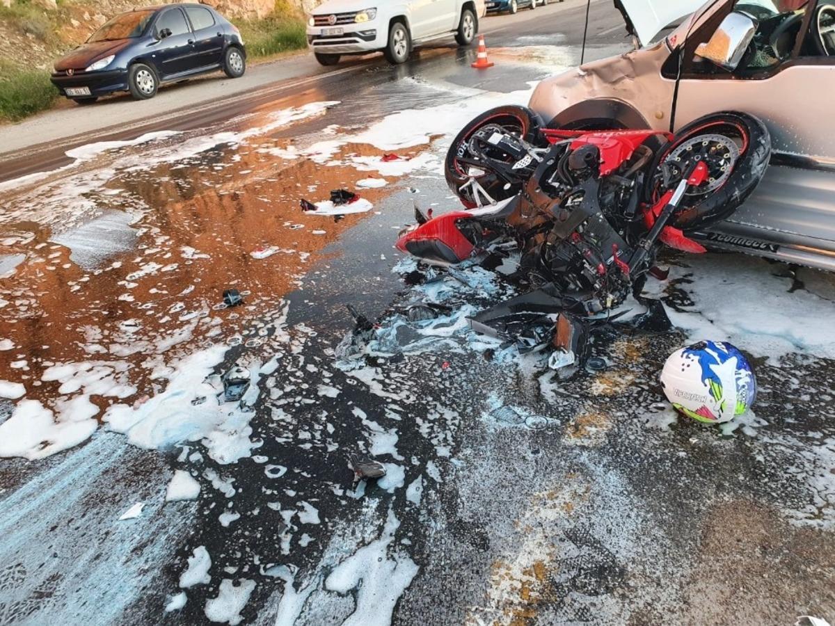 Kamyonetle motosiklet &ccedil;arpıştı: 2 yaralı