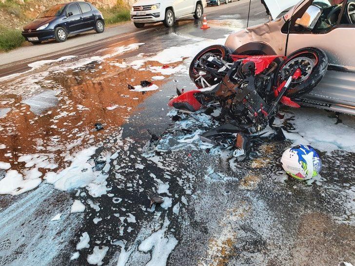 Kamyonetle motosiklet çarpıştı: 2 yaralı G1