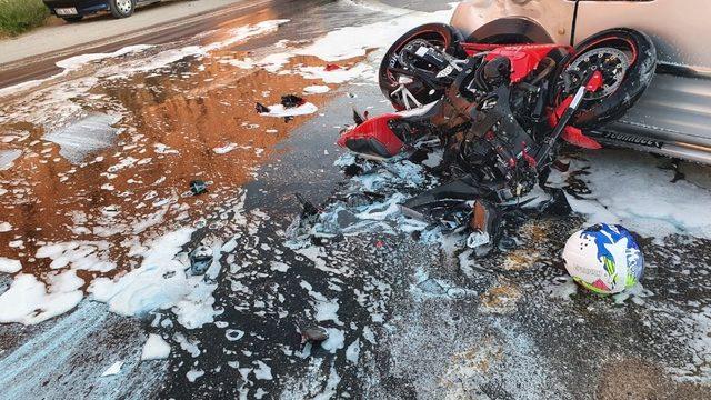 Kamyonetle motosiklet çarpıştı: 2 yaralı
