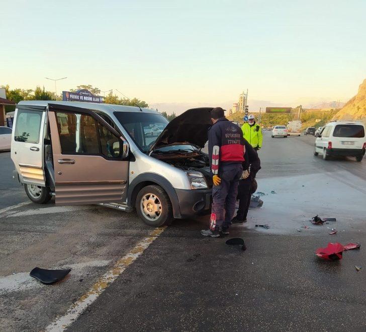 Kamyonetle motosiklet çarpıştı: 2 yaralı G2