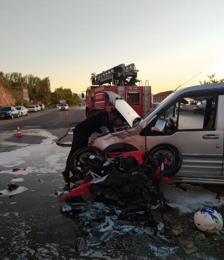 Kamyonetle motosiklet çarpıştı: 2 yaralı G4