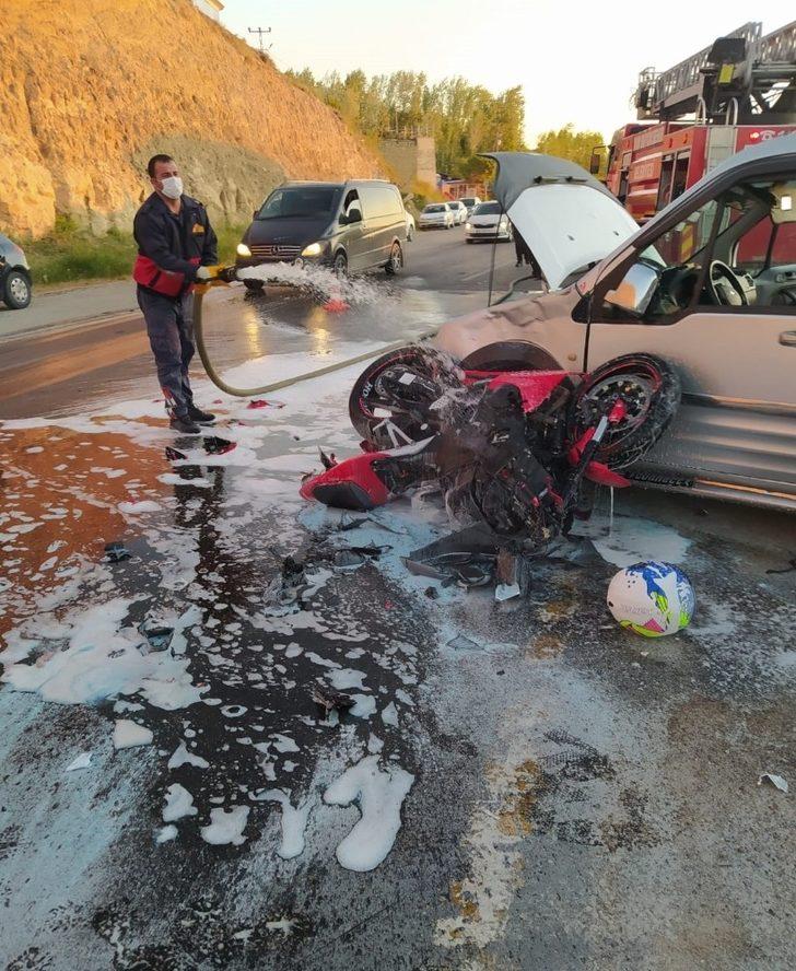 Kamyonetle motosiklet çarpıştı: 2 yaralı G5