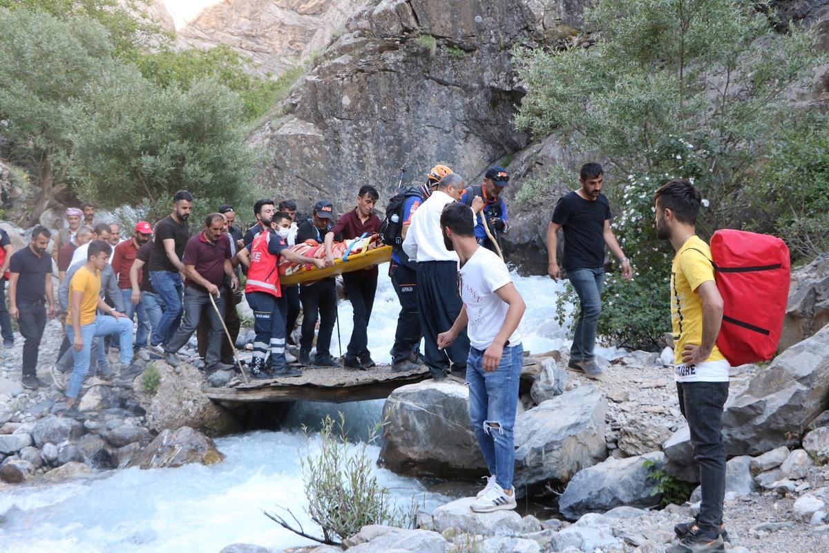 Pancar toplarken kayalıklara d&uuml;şt&uuml;, 4 kilometre sedyeyle taşındı