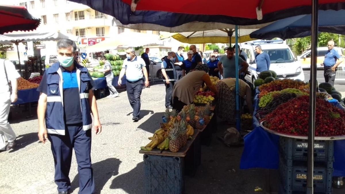 Semt pazarlarında 3 dilde anonslarla korona vir&uuml;se dikkat &ccedil;ekiliyor