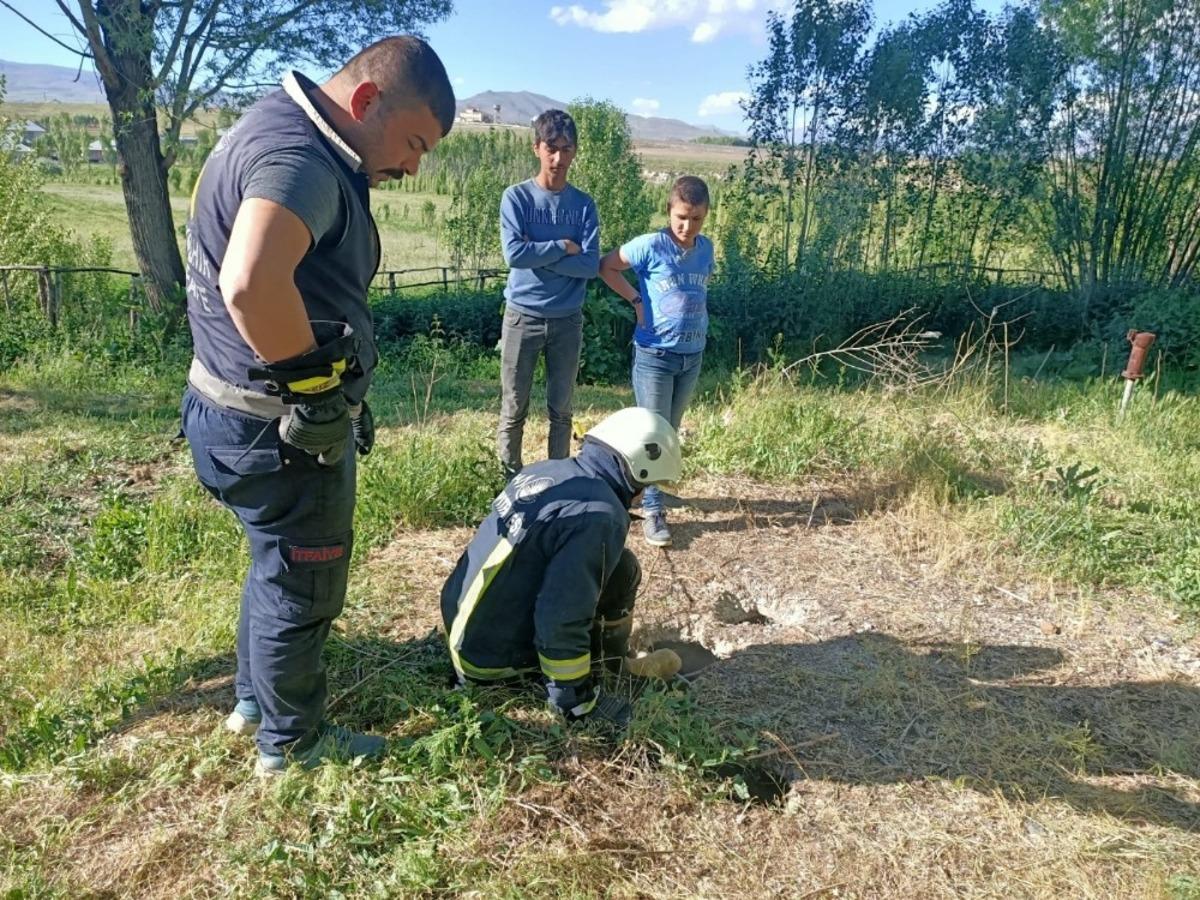 Mahsur kalan yavru k&ouml;peği itfaiye ekibi kurtardı