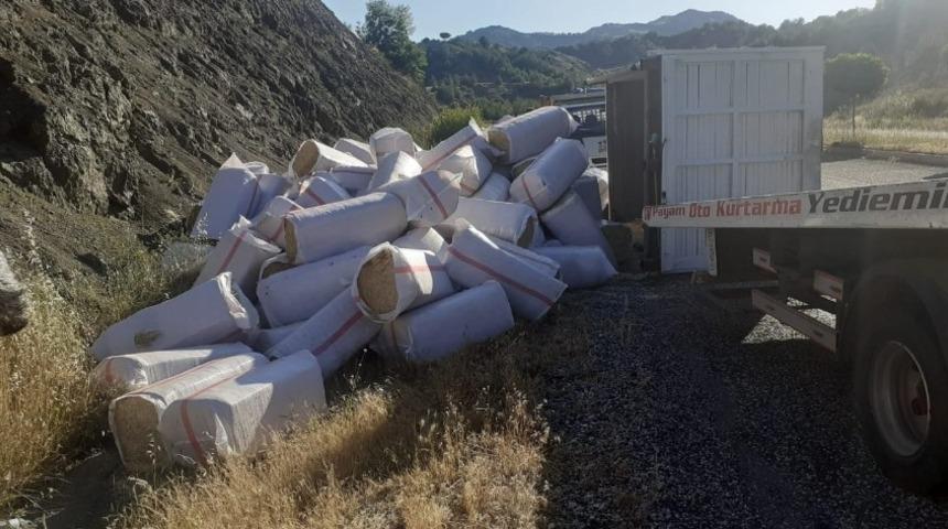 Saman yüklü kamyon devrildi