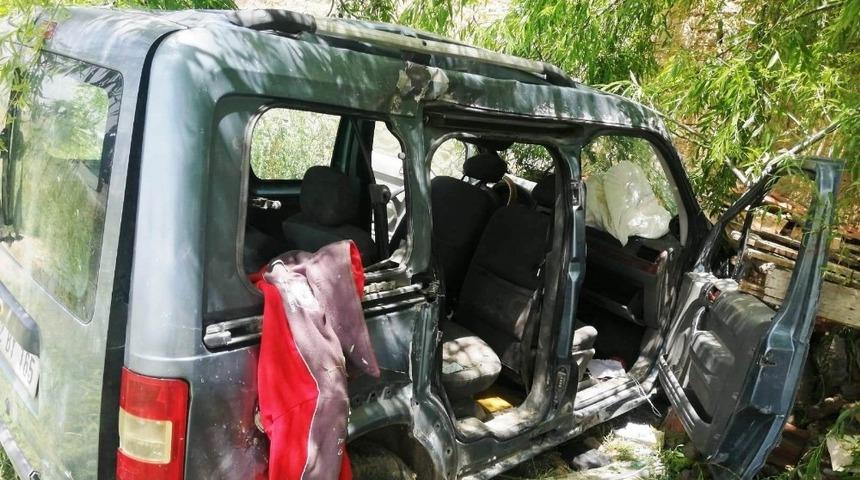 Ticari araç kontrolden çıktı: 3 yaralı