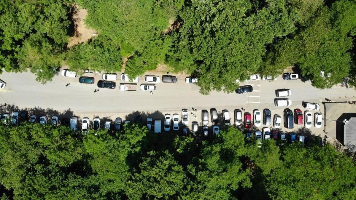 Vatandaşlar Belgrad Ormanı'na akın etti! Park yeri kalmadı