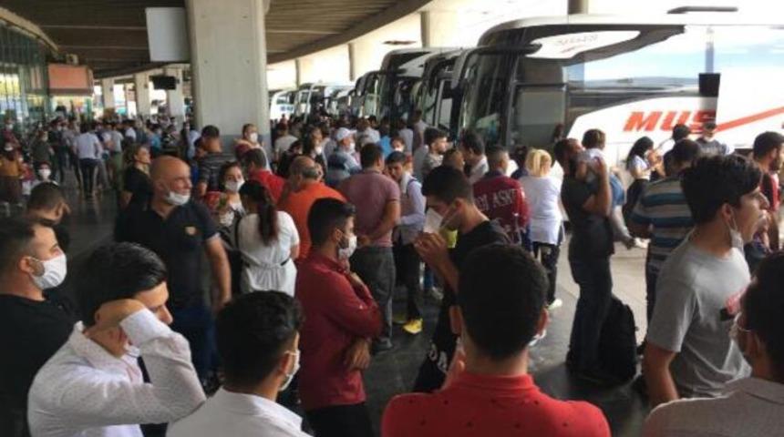 Davullu zurnalı asker uğurlamasında koronavir&uuml;s tedbirleri hi&ccedil;e sayıldı