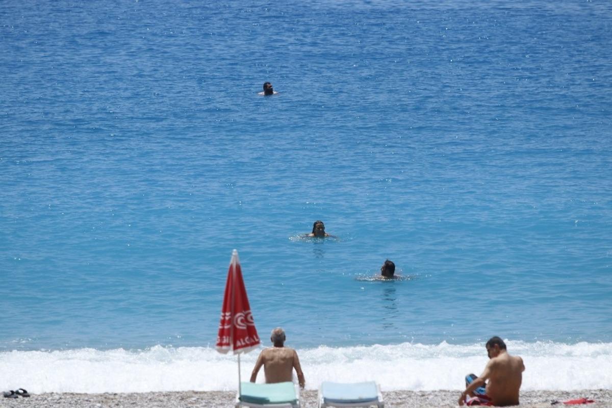 &Ouml;l&uuml;deniz&rsquo;de sosyal mesafeli deniz keyfi