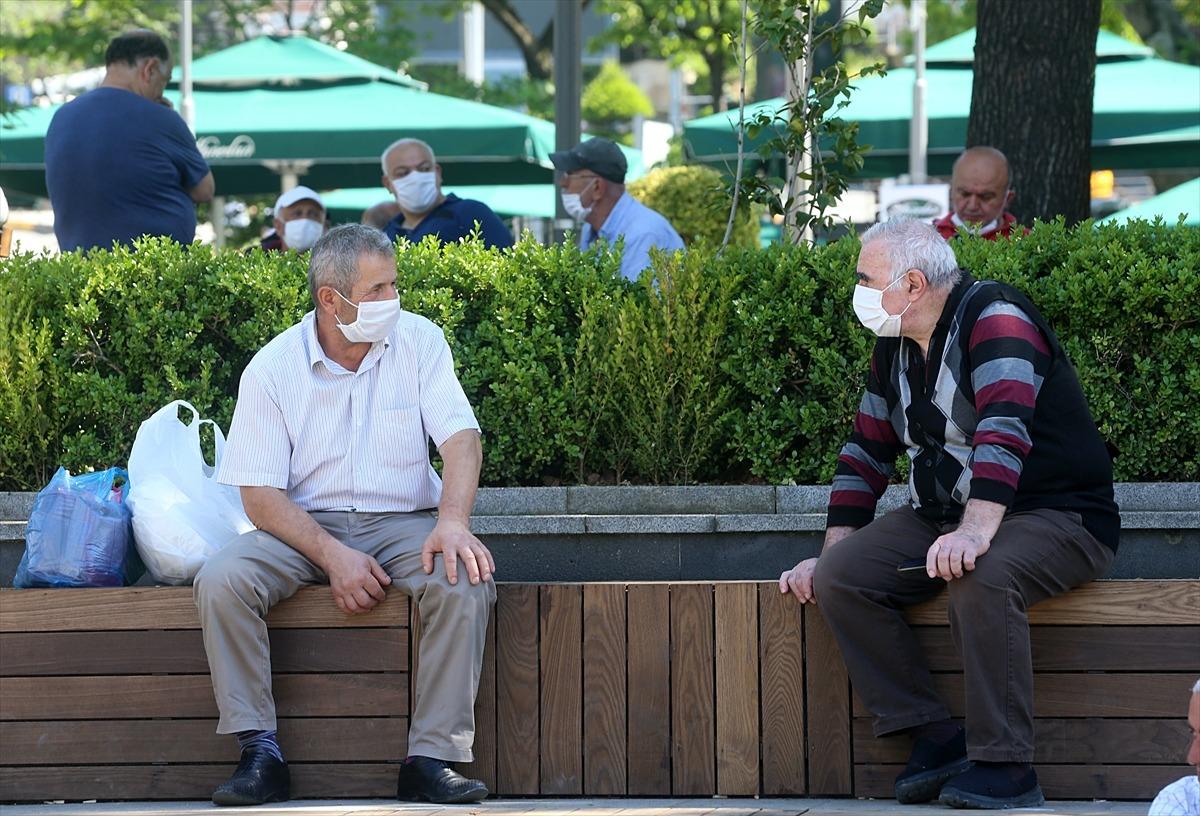 Doğu Karadeniz'de 65 yaş ve &uuml;zeri vatandaşlar g&uuml;neşin tadını &ccedil;ıkardı