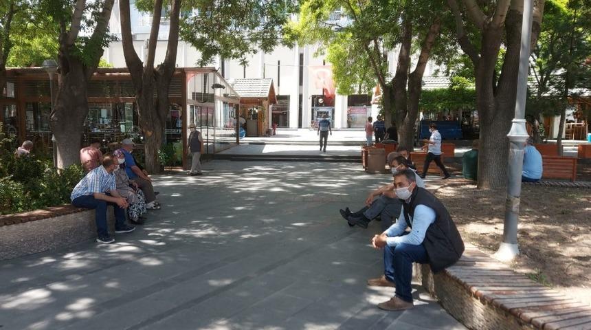 65 yaş üstü vatandaşlar sokağa çıkma izninin keyfini doyasıya yaşadılar