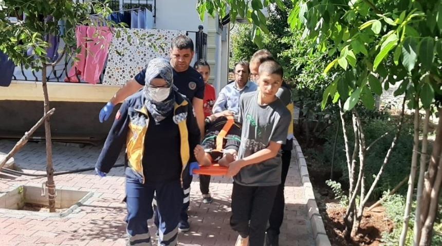 Temizlediği balkondan düşerek yaralandı