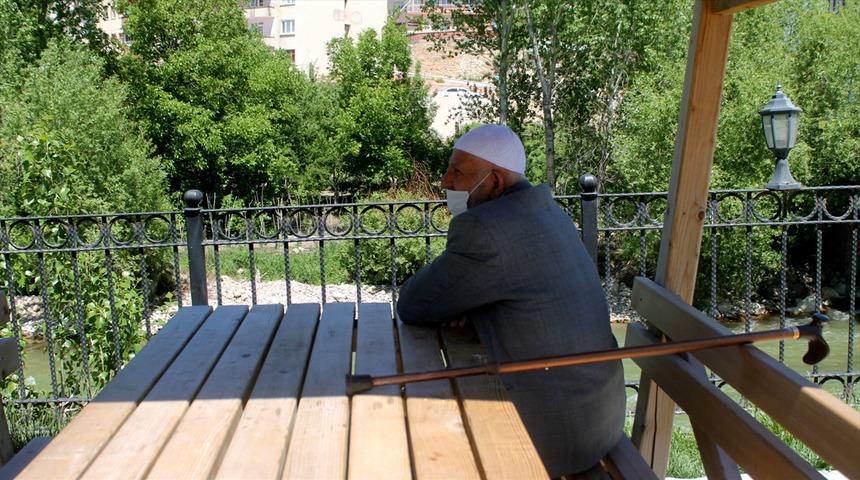 Doğu Karadeniz'de 65 yaş ve &uuml;zeri vatandaşlar g&uuml;neşin tadını &ccedil;ıkardı