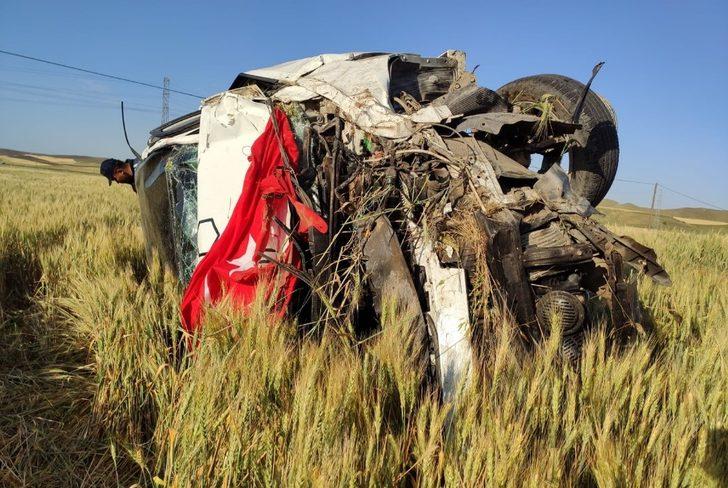 Otomobil tarlaya uçtu: 3 yaralı G1