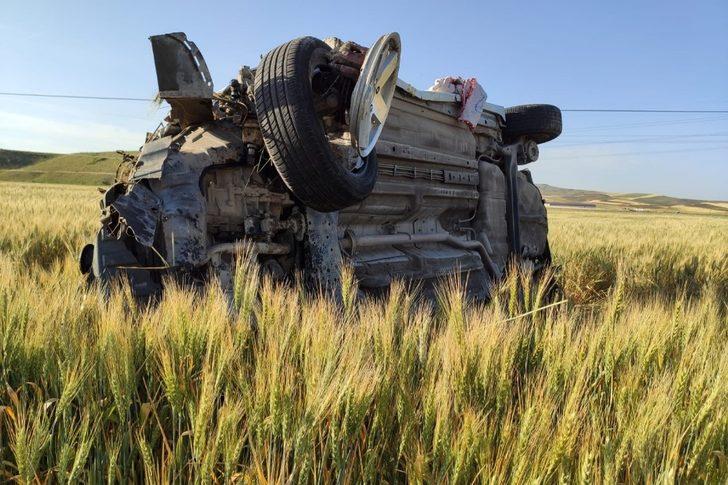 Otomobil tarlaya uçtu: 3 yaralı G2