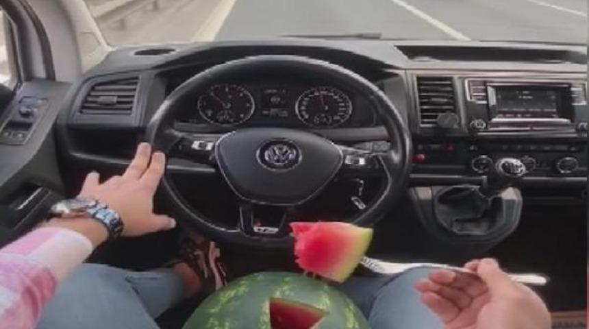 Trafikte karpuz yiyen s&uuml;r&uuml;c&uuml; yakalandı