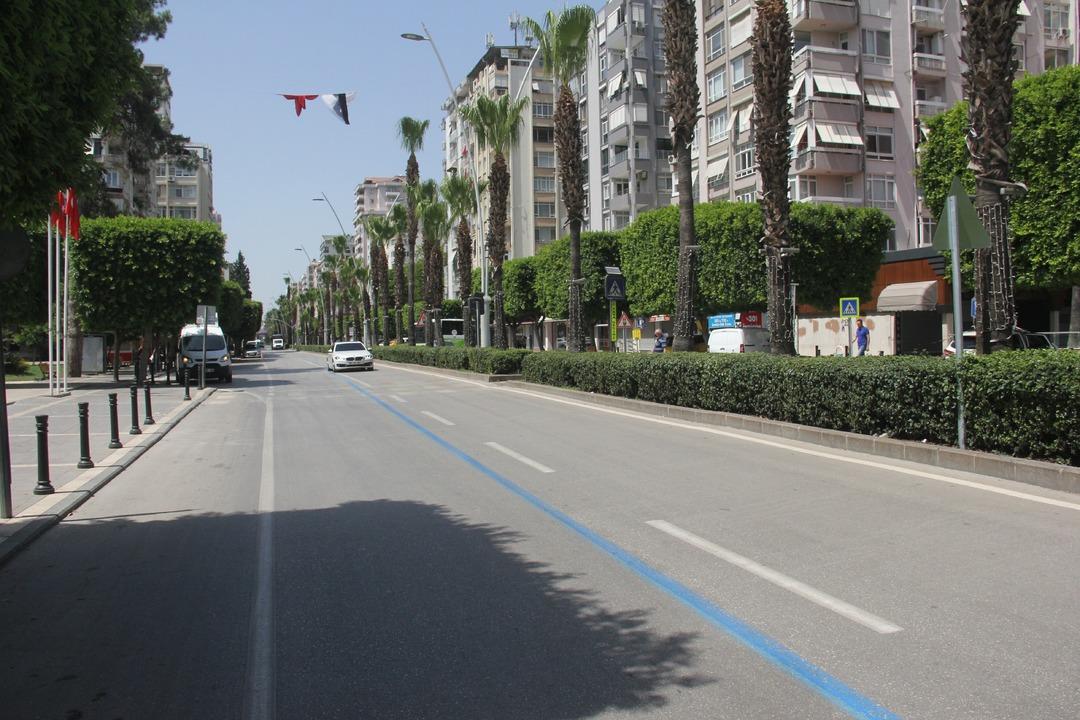 Adana'da sıcaklık 39 dereceyi buldu, sokaklar boş kaldı