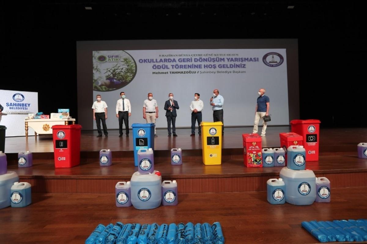 Şahinbey Belediyesi &ccedil;evreci okulları &ouml;d&uuml;l yağmuruna tuttu