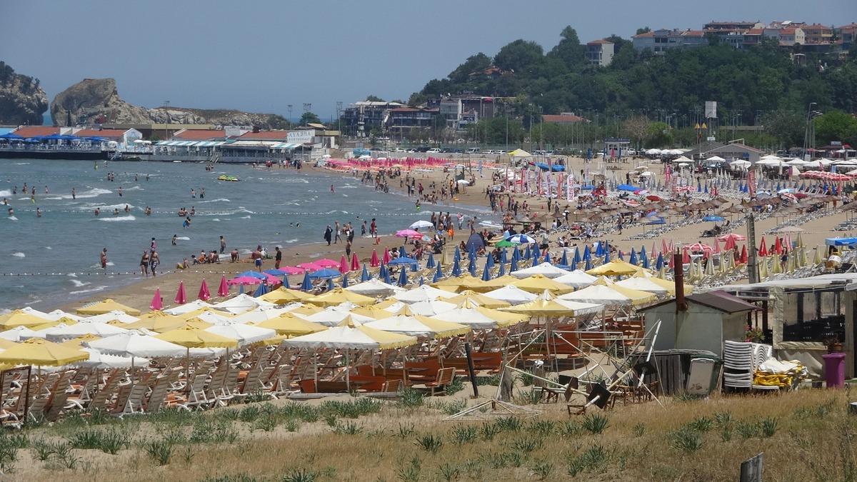 Şile sahili tatilcilerin akınına uğradı