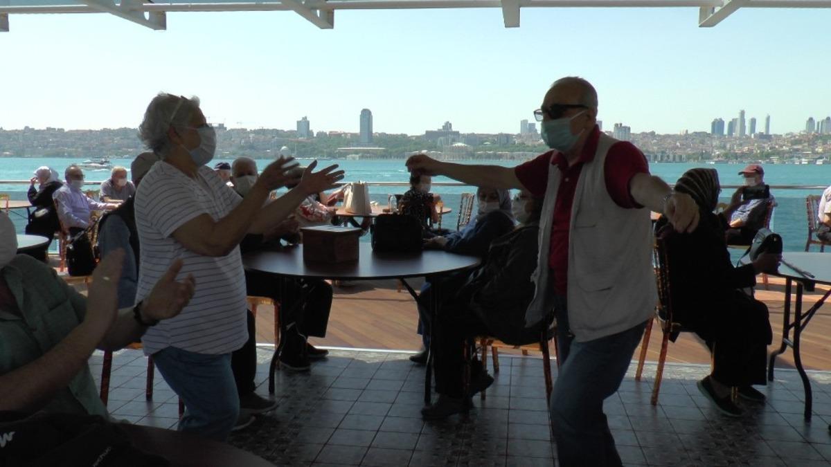 &Uuml;sk&uuml;dar&rsquo;da 65 yaş &uuml;st&uuml;ne sazlı s&ouml;zl&uuml; Boğaz turu