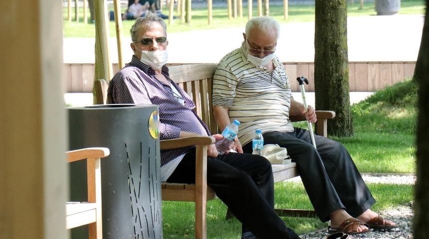 65 yaş ve &uuml;st&uuml; vatandaşlar tekrar sokağa &ccedil;ıktı