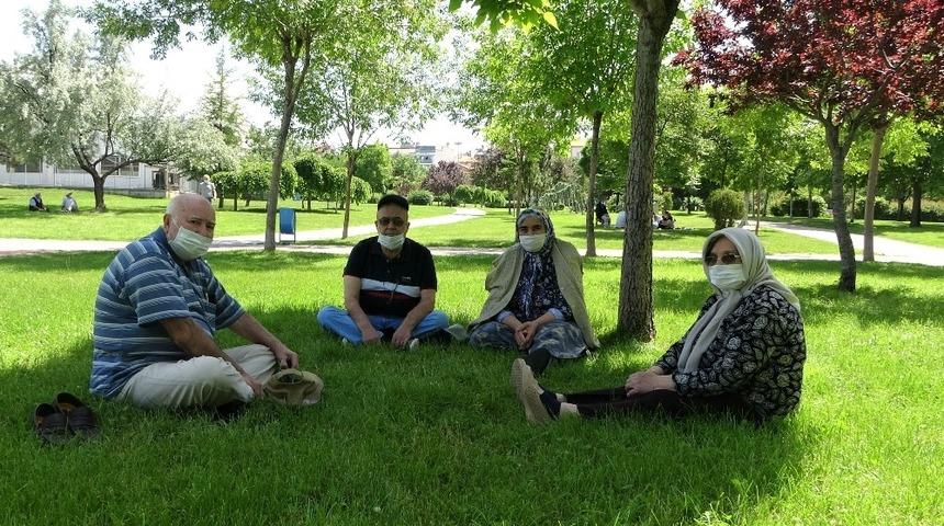 65 yaş ve &uuml;st&uuml; vatandaşlar tekrar sokağa &ccedil;ıktı