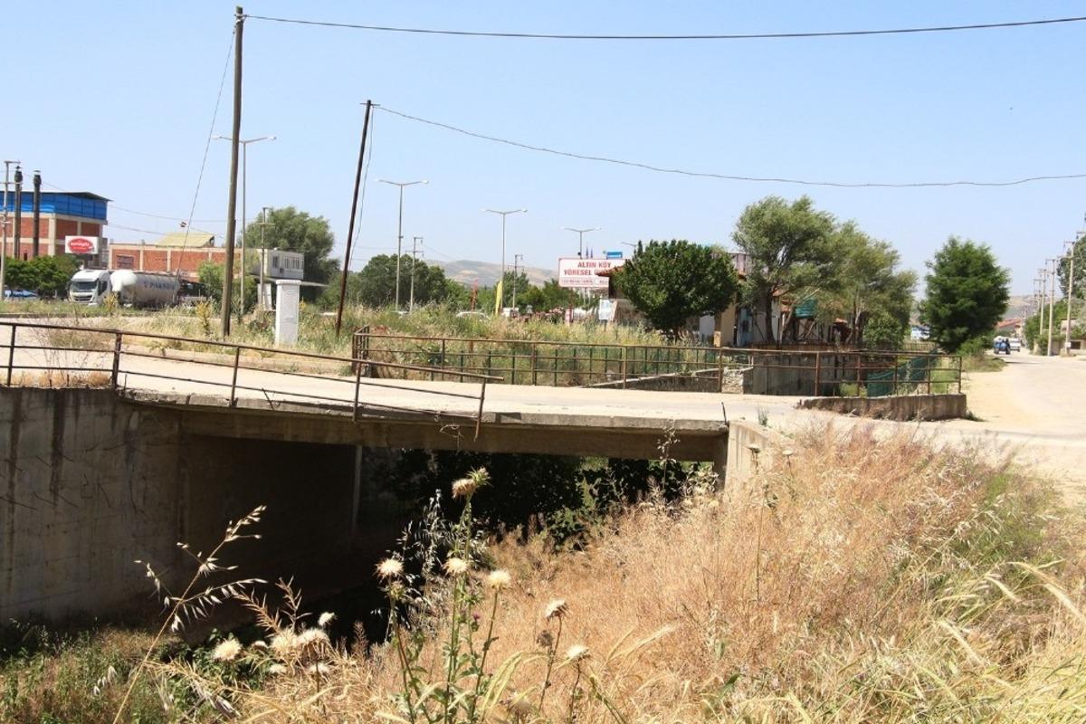 Otomobiliyle kanala u&ccedil;tu, 15 saat sonra bulundu