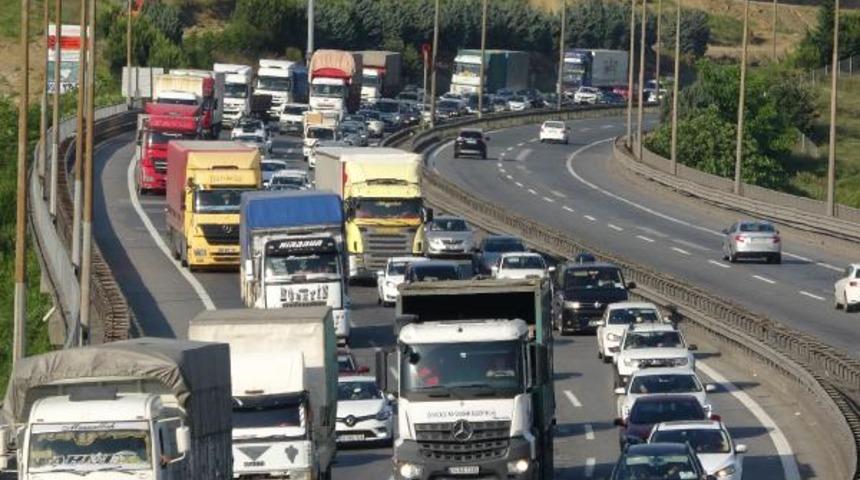 TEM Otoyolu Kocaeli ge&ccedil;işinde tatilci yoğunluğu