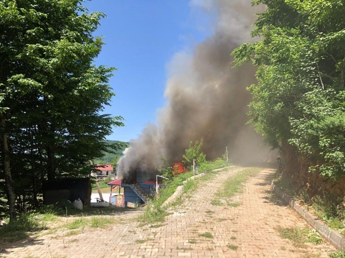 Mangal ateşinden sı&ccedil;rayan kıvılcım 2 katlı evi k&uuml;le &ccedil;evirdi